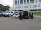 policjanci w trakcie kontroli stanu technicznego pojazdów