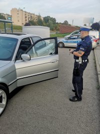 policjanci w trakcie kontroli stanu technicznego pojazdów