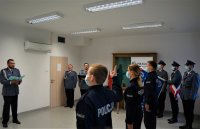 Policjanci i zaproszeni goście w trakcie uroczystości w sali sztandarowej