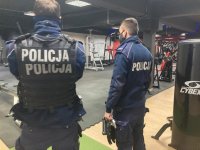 policjanci w trakcie kontroli siłowni
