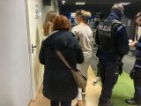 policjanci wspólnie z pracownikami sanepidu w trakcie kontroli siłowni