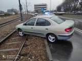 samochód na torowisku tramwajowym