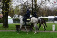 Policjanci na koniach służbowych patrolują okolice Parku Śląskiego.