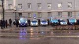 policjanci przy radiowozach przed budynkiem Komendy Miejskiej policji w Chorzowie