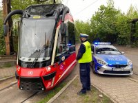 policjant w trakcie kontroli autobusów