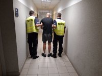 Policjanci dozorują zatrzymanego