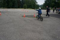 policjanci i uczestnicy egzaminu na kartę rowerową