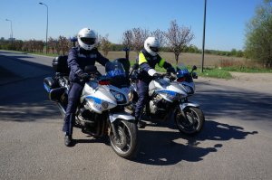 Policjanci na motocyklach służbowych