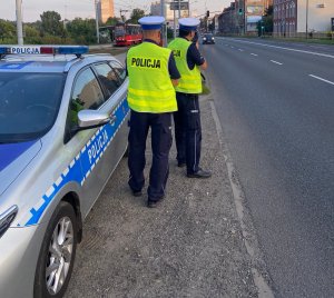 Policjanci podczas pomiaru prędkości przy ulicy Katowickiej w Chorzowie