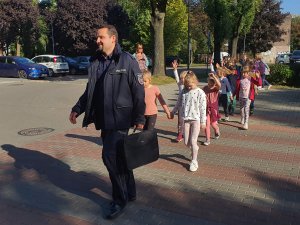 policjanci w trakcie spotkania z uczniami