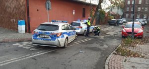 policjanci pracujący na miejscu zatrzymania