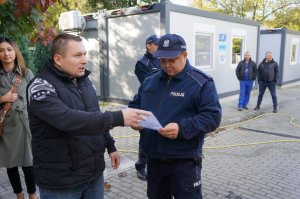 Policjanci w trakcie przekazywania zakupionych karm i akcesorii dla zwierząt