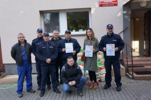 Policjanci w trakcie przekazywania zakupionych karm i akcesorii dla zwierząt