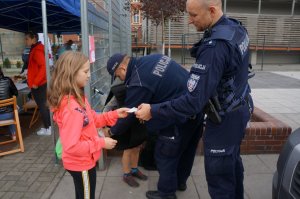 policjanci razem z uczestnikami festynu