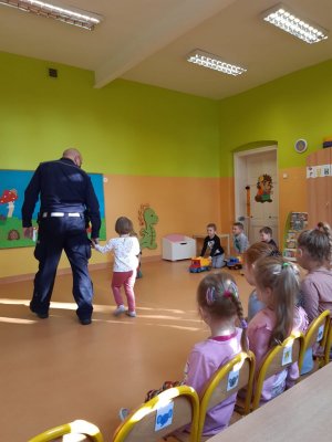 policjanci w trakcie spotkania z przedszkolakami