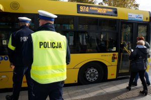 policjanci w trakcie kontroli autobusów