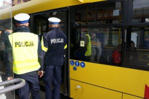 policjanci w trakcie kontroli autobusów