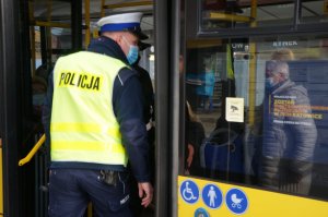 policjanci w trakcie kontroli autobusów