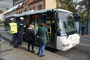 policjanci w trakcie kontroli autobusów