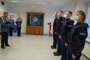 Kadra kierownicza oraz nowo przyjęci policjanci w trakcie ślubowania