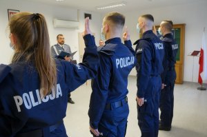 Kadra kierownicza oraz nowo przyjęci policjanci w trakcie ślubowania