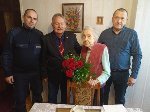 Emerytowana policjantka wraz z delegacją emerytów i policjantów