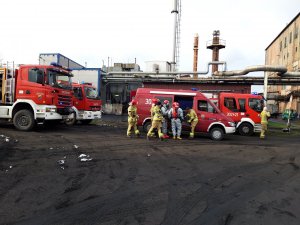 Strażacy pożarni podczas akcji ratowniczo-gaśniczej