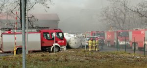 Wozy strażackie biorące udział w akcji