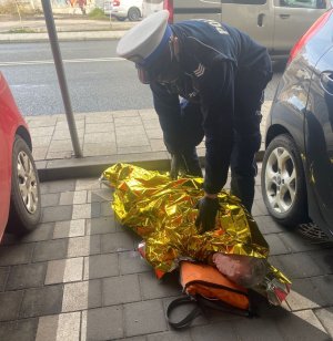 Policjant udziela pierwszej pomocy przedmedycznej