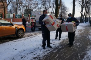 policjanci przekazujący paczki