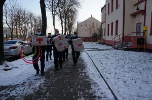 policjanci przekazujący paczki