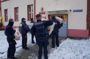 policjanci przekazujący paczki