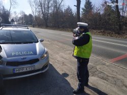 policjant w trakcie pomiaru prędkości