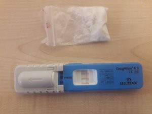 woreczek z amfetaminom i tester DrugWipe