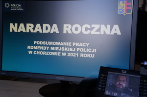 Narada roczna w chorzowskim garnizonie, na ekranie widoczne slajdy prezentacji na telefonie wizerunek osoby prezentującej