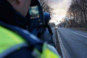 policjant w trakcie kontroli