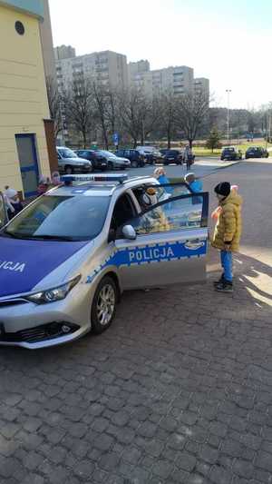 policjanci w trakcie prelekcji