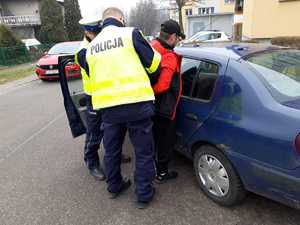 umundurowani policjanci w trakcie zatrzymania mężczyzny