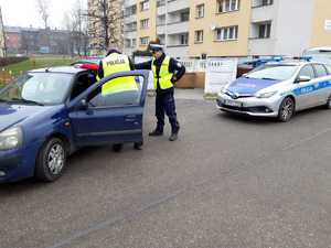 umundurowani policjanci w trakcie zatrzymania mężczyzny