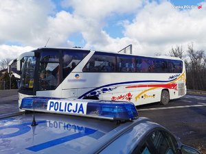 policjanci w trakcie kontroli autokaru