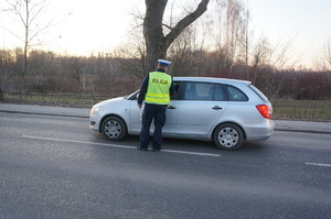 policjant w trakcie kontroli trzeźwości