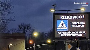 napis &quot;kierowco uważaj na pieszych na przejściu&quot; wyświetlany na piktogramie