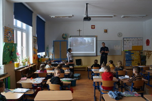 dzielnicowy w trakcie spotkania w klasie