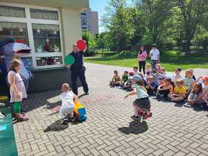 policjanci w trakcie spotkania z dziećmi