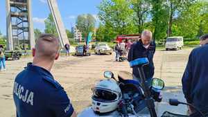 policjanci i uczestnicy w trakcie wydarzenia