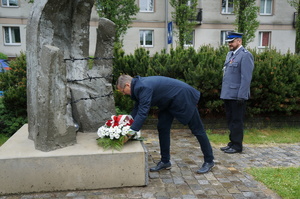 uczestnicy uroczystości w trakcie składania kwiatów