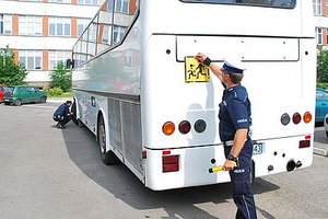 Policjanci w trakcie kontroli autobusu