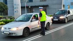 Policjant weryfikuje stan trzeźwości kierujących