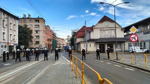 Policjanci oczekują na przyjazd kibiców Zagłębia Sosnowiec