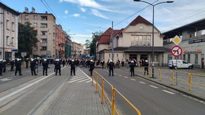 Policjanci zabezpieczają dworzec kolejowy